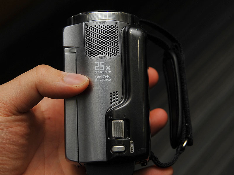 ソニー、80GB HDD搭載のSD解像度ビデオカメラ