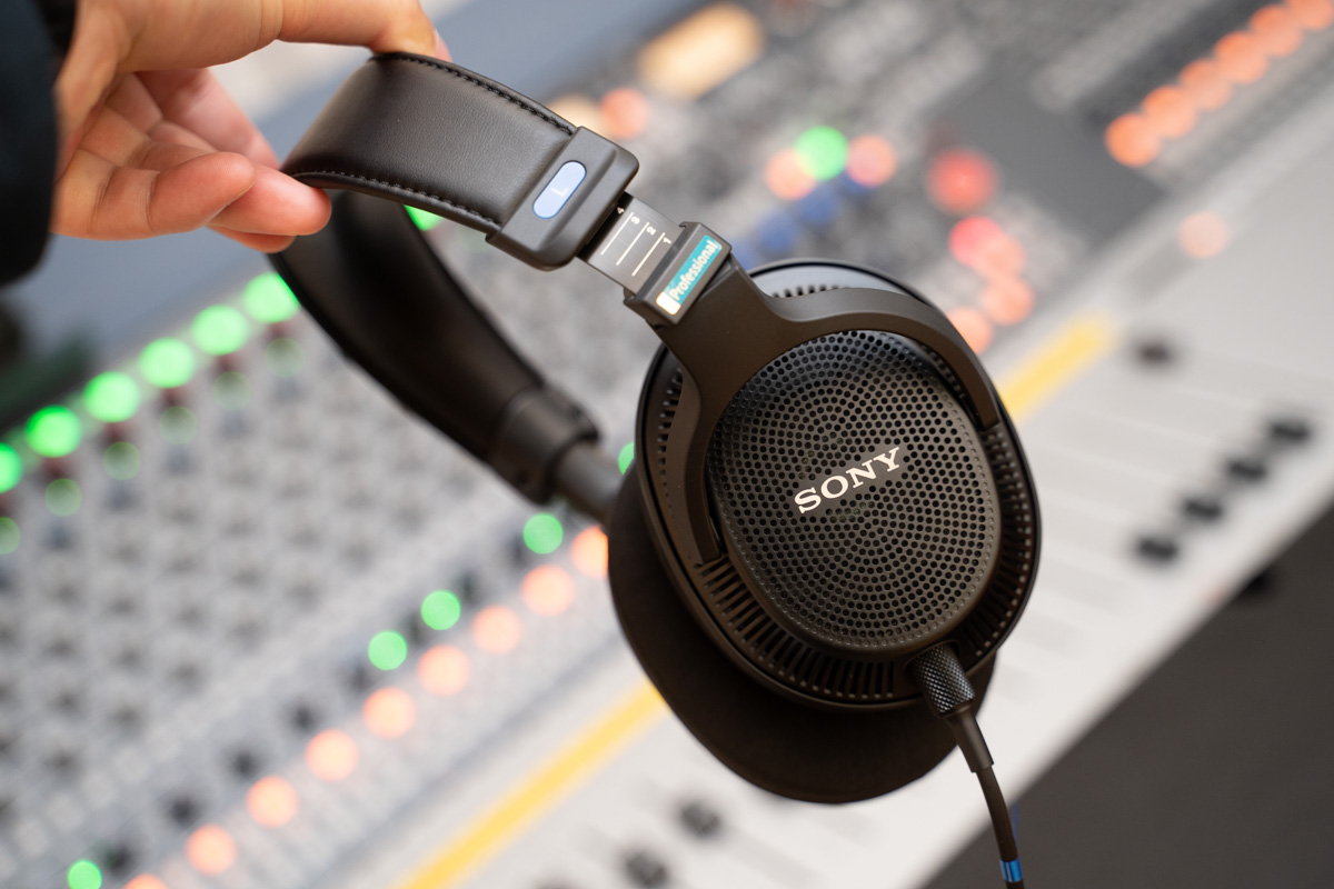 ソニー、開放型で空間表現も得意なモニターヘッドフォン「MDR-MV1