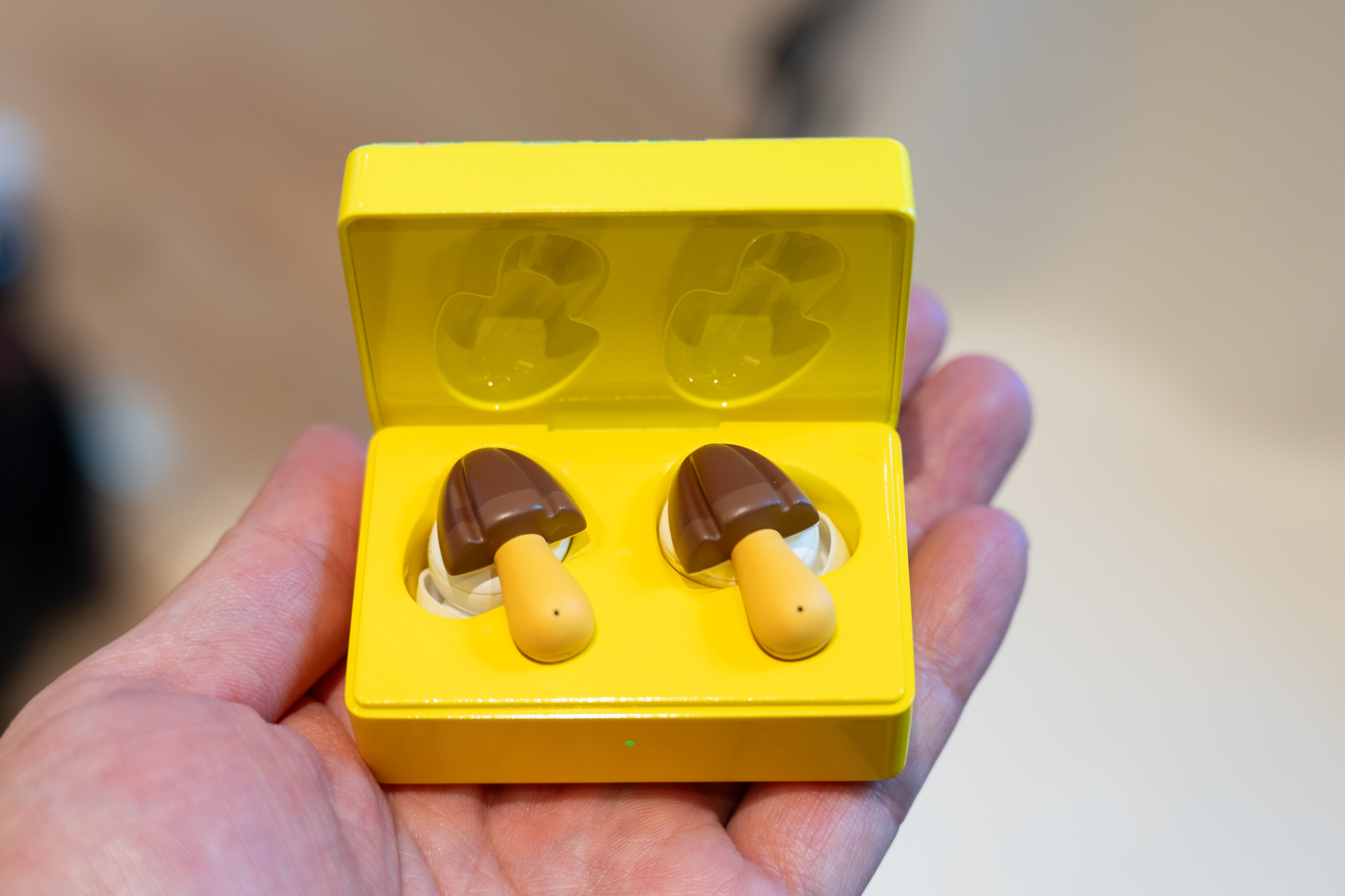 きのこの山ワイヤレスイヤホン」3月26日発売。Makuakeで限定3500台