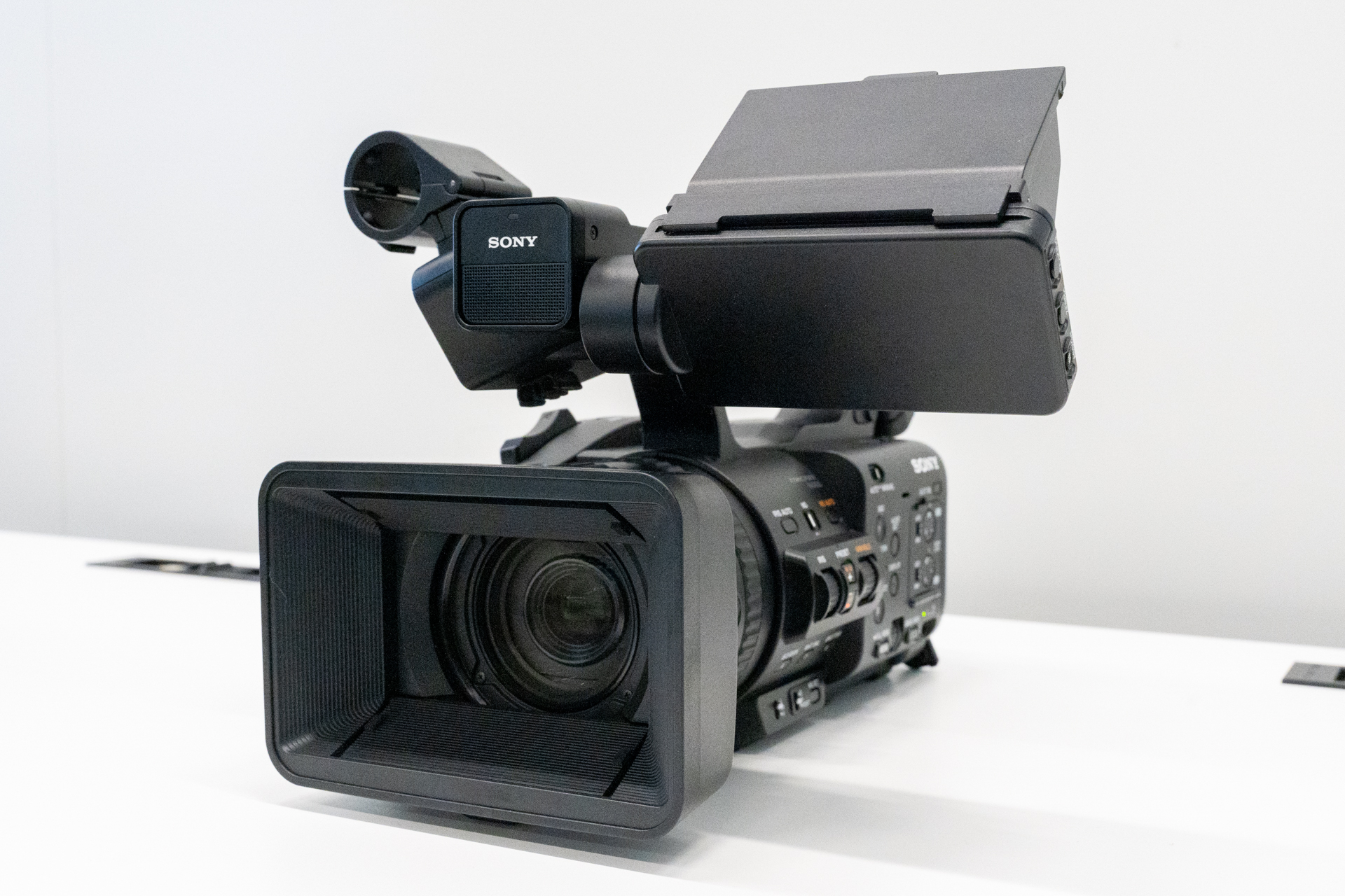 ソニー、AI活用のAFも搭載した6年ぶりのハンディカムコーダー2機種。約