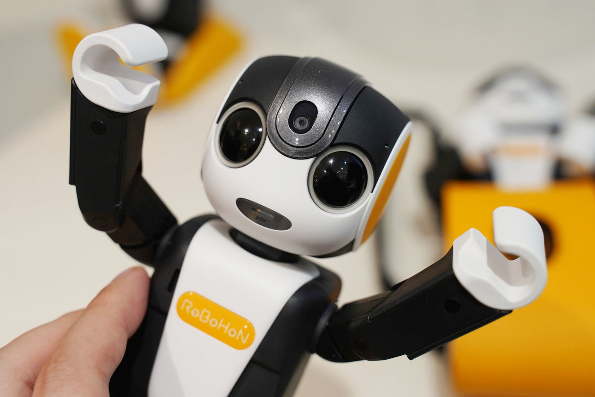 TVの音声操作から留守番まで新「ロボホン」。79,000円の“着座