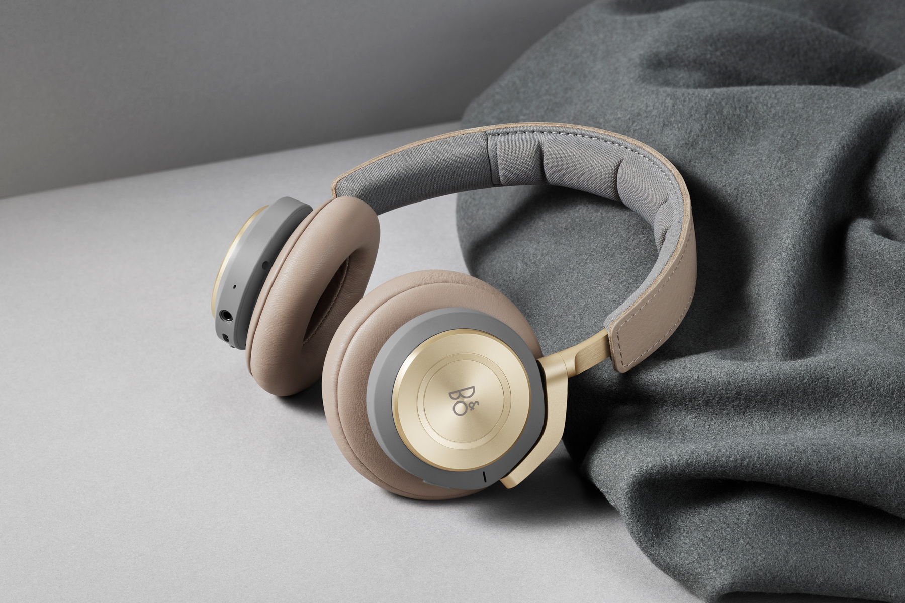 音声アシスタント対応のB&Oヘッドフォン「Beoplay H9」。スポーツ用