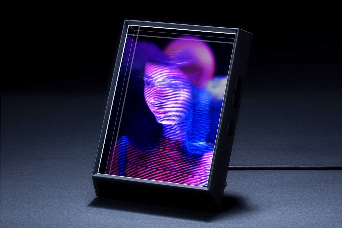 世界初の個人向け3Dホログラムディスプレイ。期間限定199ドル - AV Watch