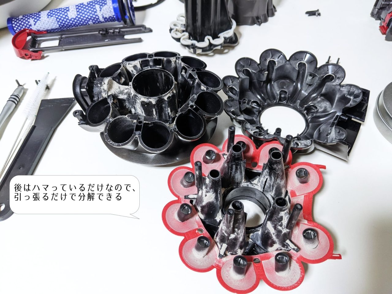 写真で解説】Dyson V8(SV10)を分解掃除する方法・手順