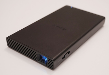 iPhoneにつないで「5秒」で大画面！ ソニーのモバイルプロジェクター