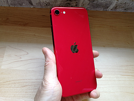 女性が選んだ2色 写真で見る「第2世代iPhone SE」と「iPhone 8」の違い