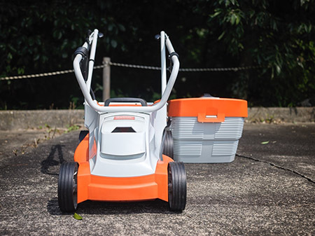 狭い庭でも小型芝刈り機が大活躍！ 見た目が近未来な「STIHL RMA235