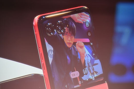 目黒蓮さんが“ミニREN”と新スマホをPR、motorolaブランドアンバサダー