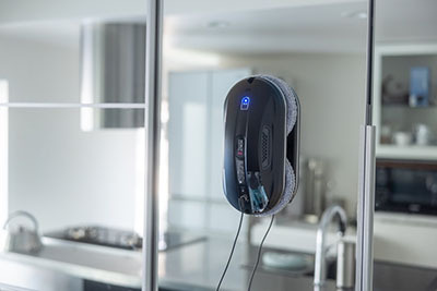 AIで窓拭き革命！ 自動で水拭きしてくれる掃除ロボット「HOBOT388」が