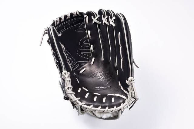 田中将大が実際に試合で使用するグラブのレプリカを50本限定発売