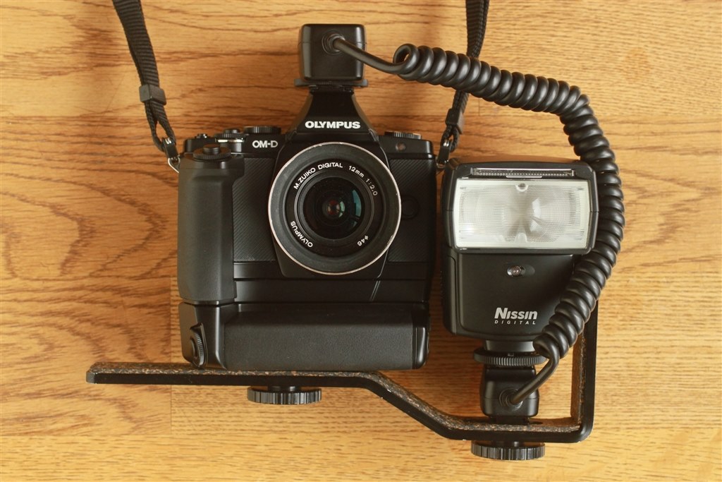 ストロボをブラケットで使うことを考えている方へ』 オリンパス