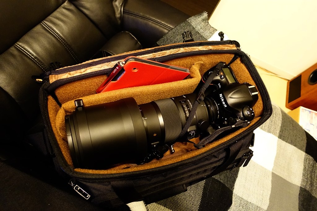 レンズをカメラに装着したまま持ち運べるカメラバッグについて