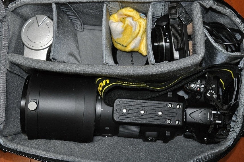 レンズをカメラに装着したまま持ち運べるカメラバッグについて