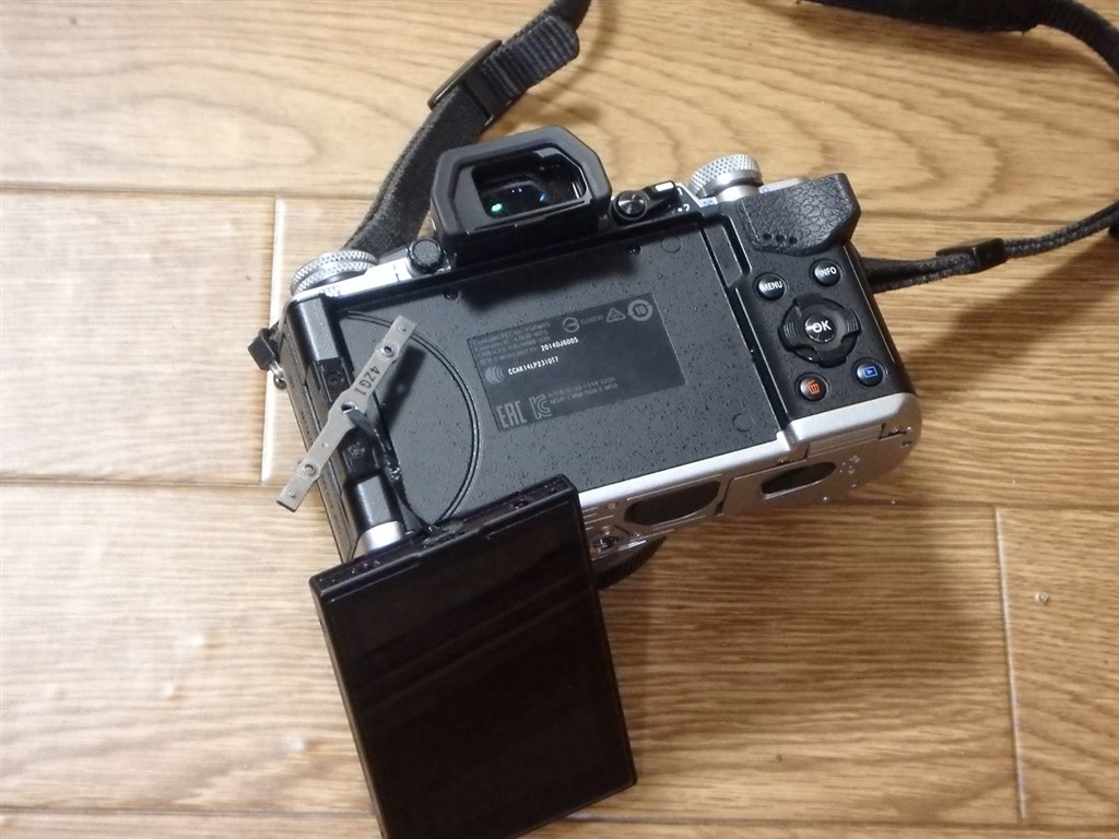 不安的中？バリアングル液晶、枠から脱落の報告』 オリンパス OLYMPUS