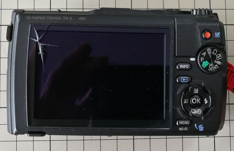 木道の上に落としたら、液晶のアクリルパネルが割れた。』 オリンパス