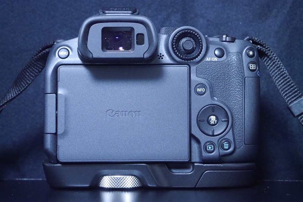 R7にEOS RP用エクステンショングリップを取付けしました。』 CANON EOS