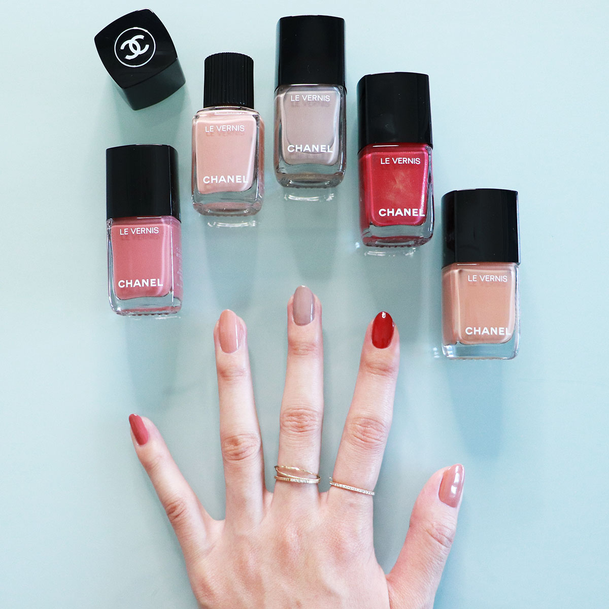 迷ったら5本違うカラーをのせてみる。CHANELで揃えたピンク系ネイル