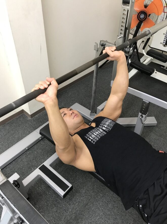 太い腕をつくるナローベンチプレスのやり方とコツ | 【公式】beLEGEND