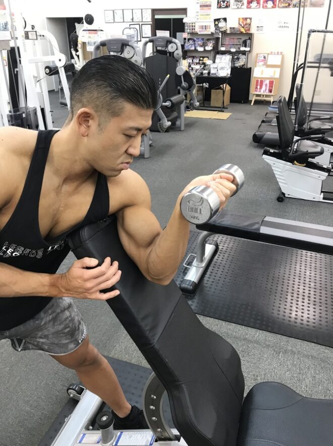 上腕二頭筋の最強種目？ダンベルプリーチャーカールのやり方 | 【公式