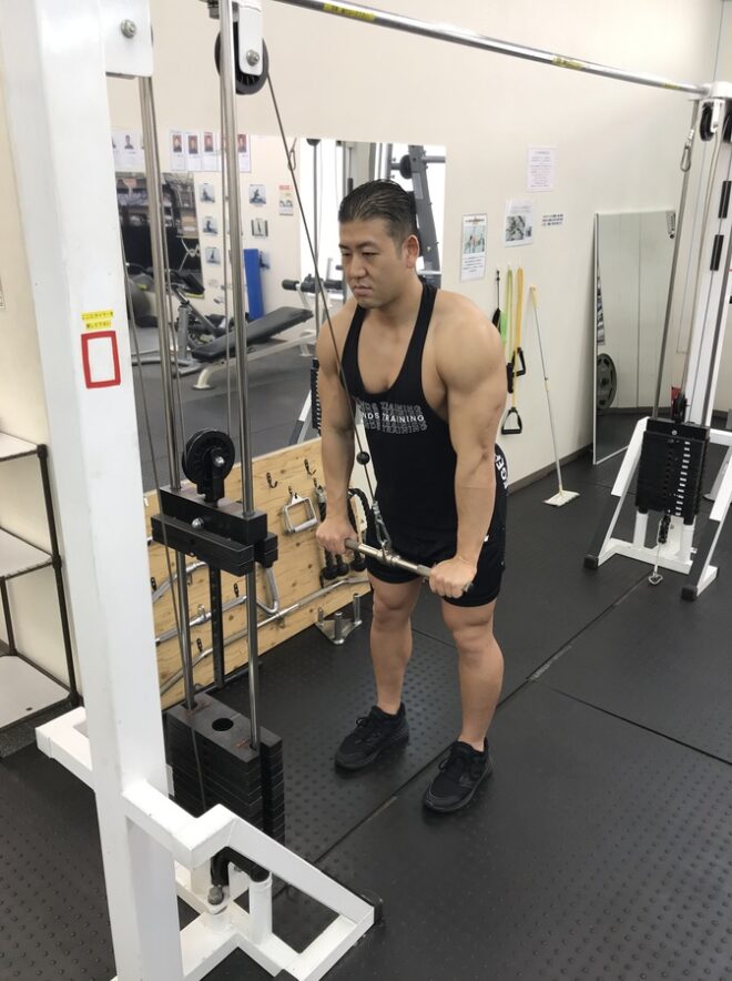 バリエーション別 ケーブルプレスダウンのやり方をボディビル