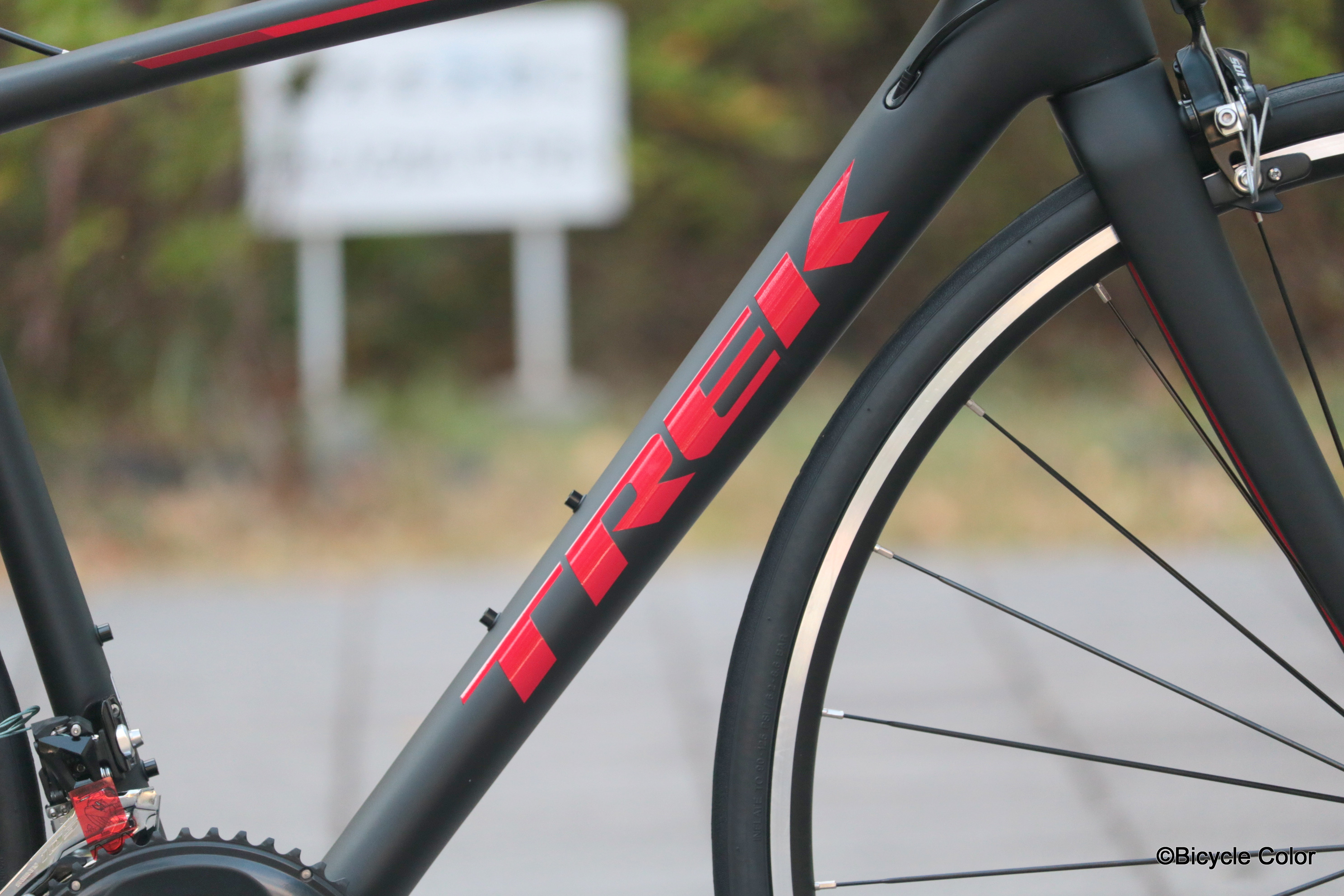 カーボンフレームにSHIMANO(シマノ)105搭載。クロスバイクからの