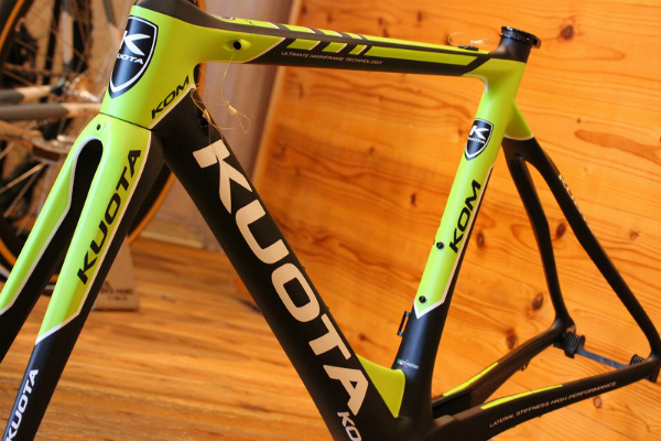 万能な軽量フレーム KUOTA KOM カーボン フレームセットが入荷しました