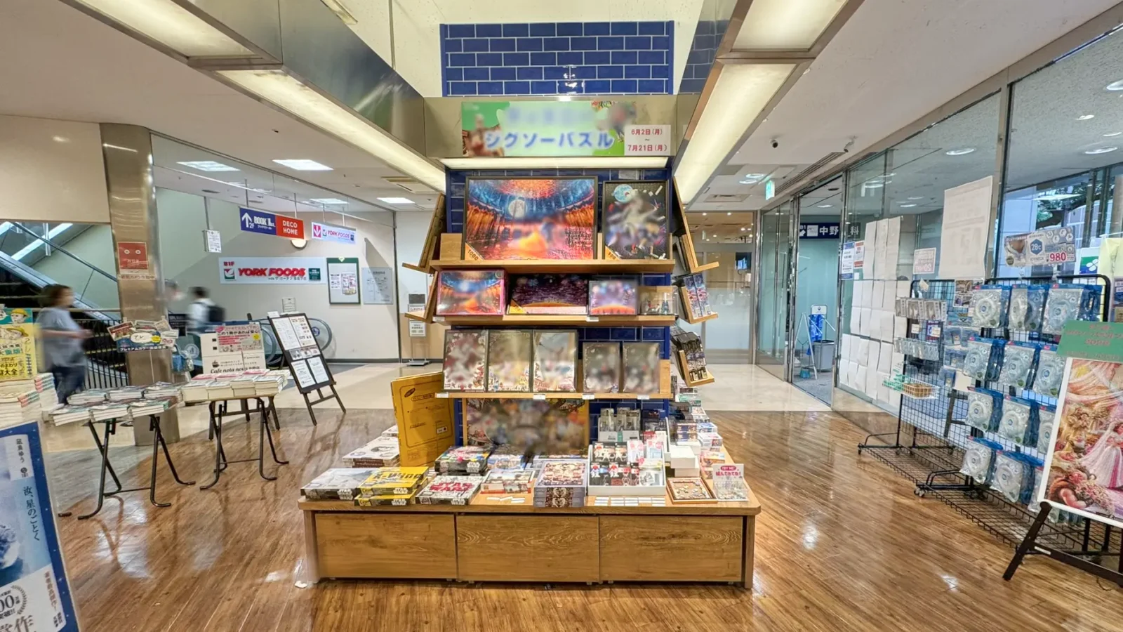 中野駅6分｜中野サンクォーレ1F入口の柱什器｜最大4面利用可能【ブック