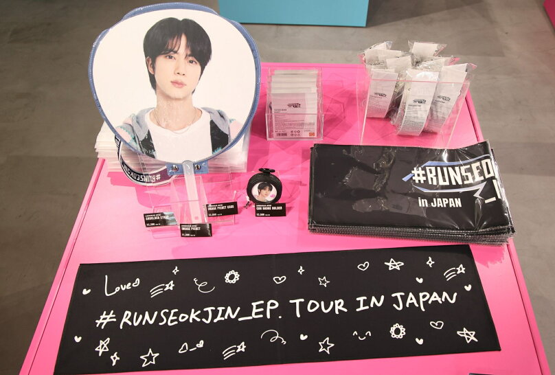 BTS JINのポップアップストアをレポート！ 等身大パネル、実寸“JIN