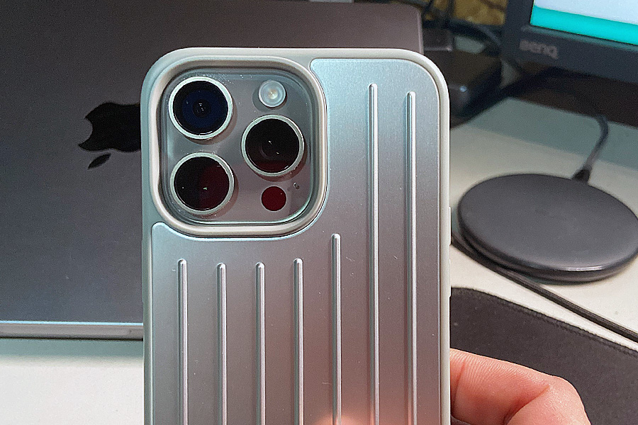 iPhone 15 Pro MAXのRIMOWA（リモワ）のケースのレビュー。なぜ、そこ