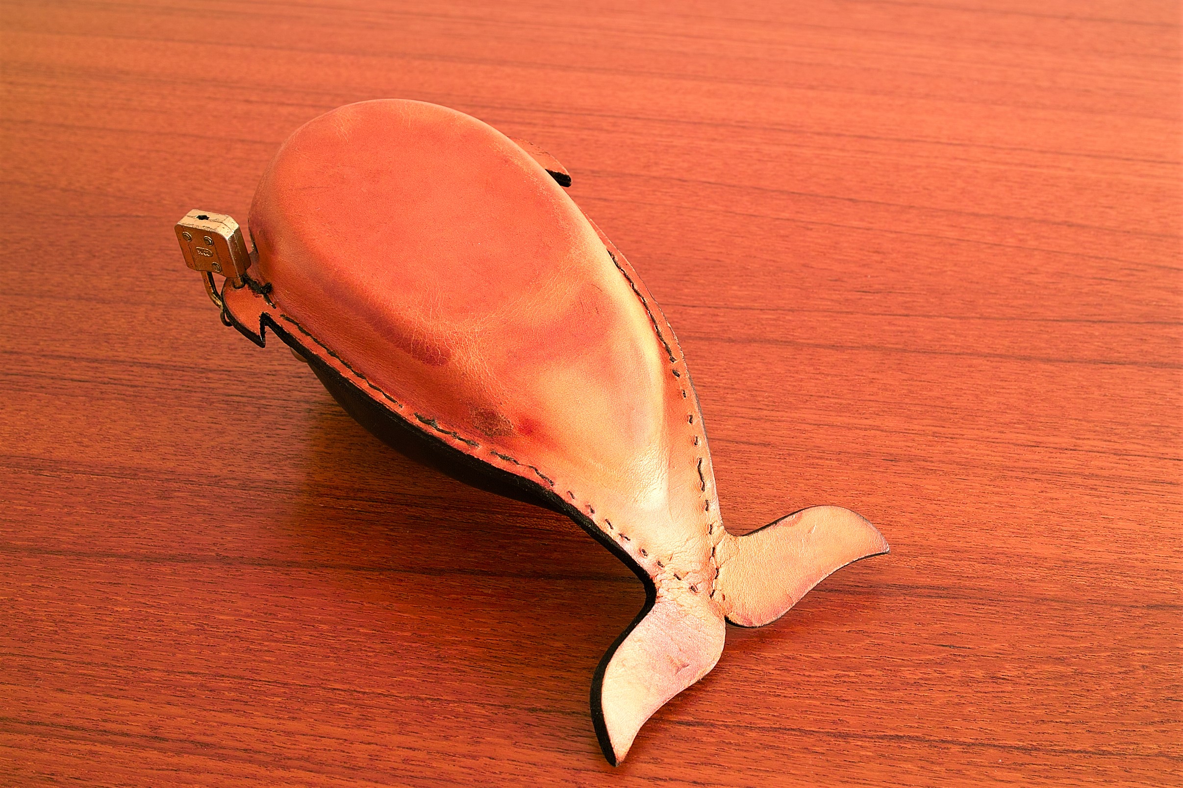 No.7001「ヌメ革の貯金箱〈クジラ〉：鴻池製作所」SOLD | ボルトナット