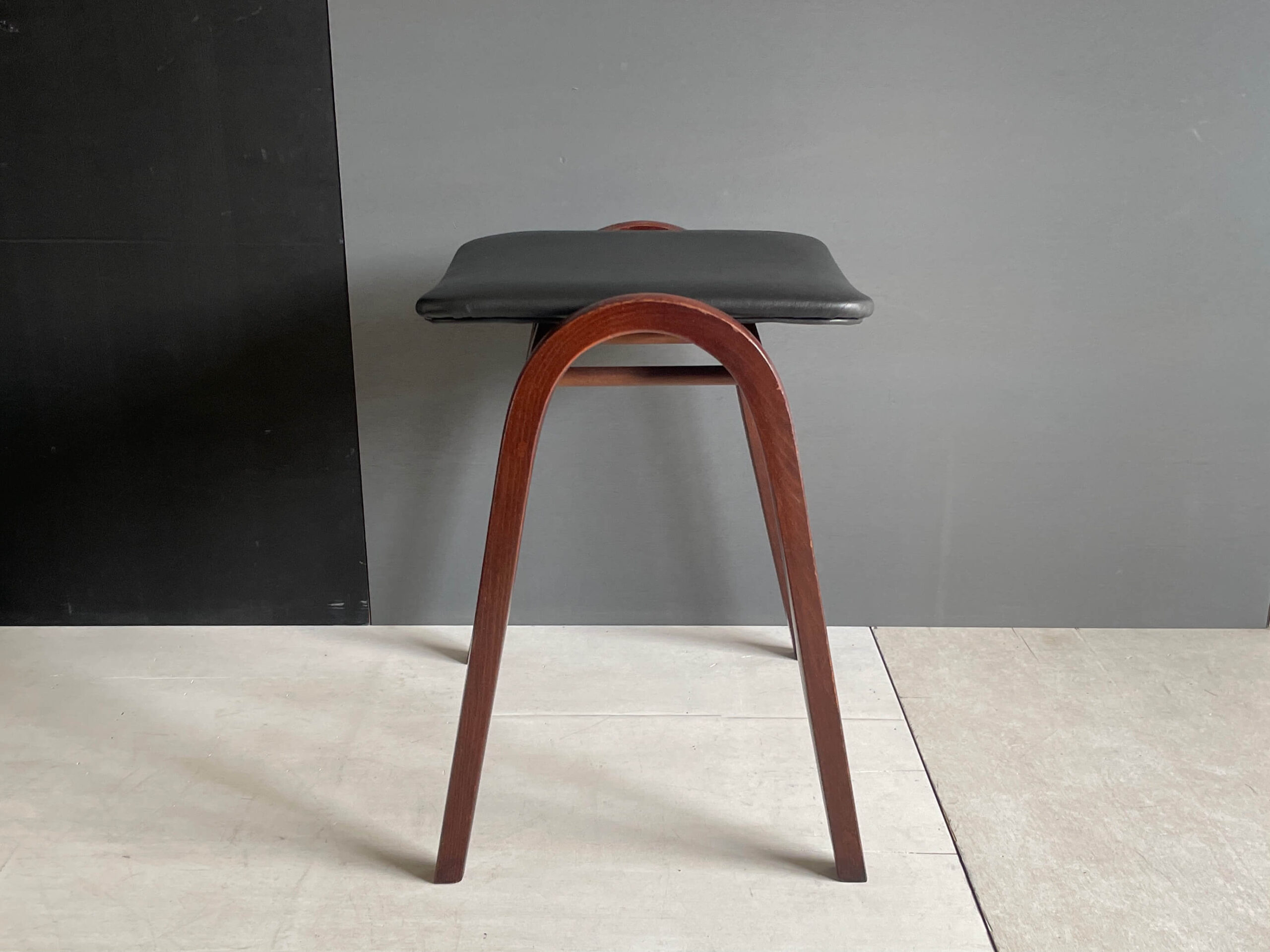 No.10106A「秋田木工スツール〈No.202〉本革/ブラック：剣持勇」SOLD