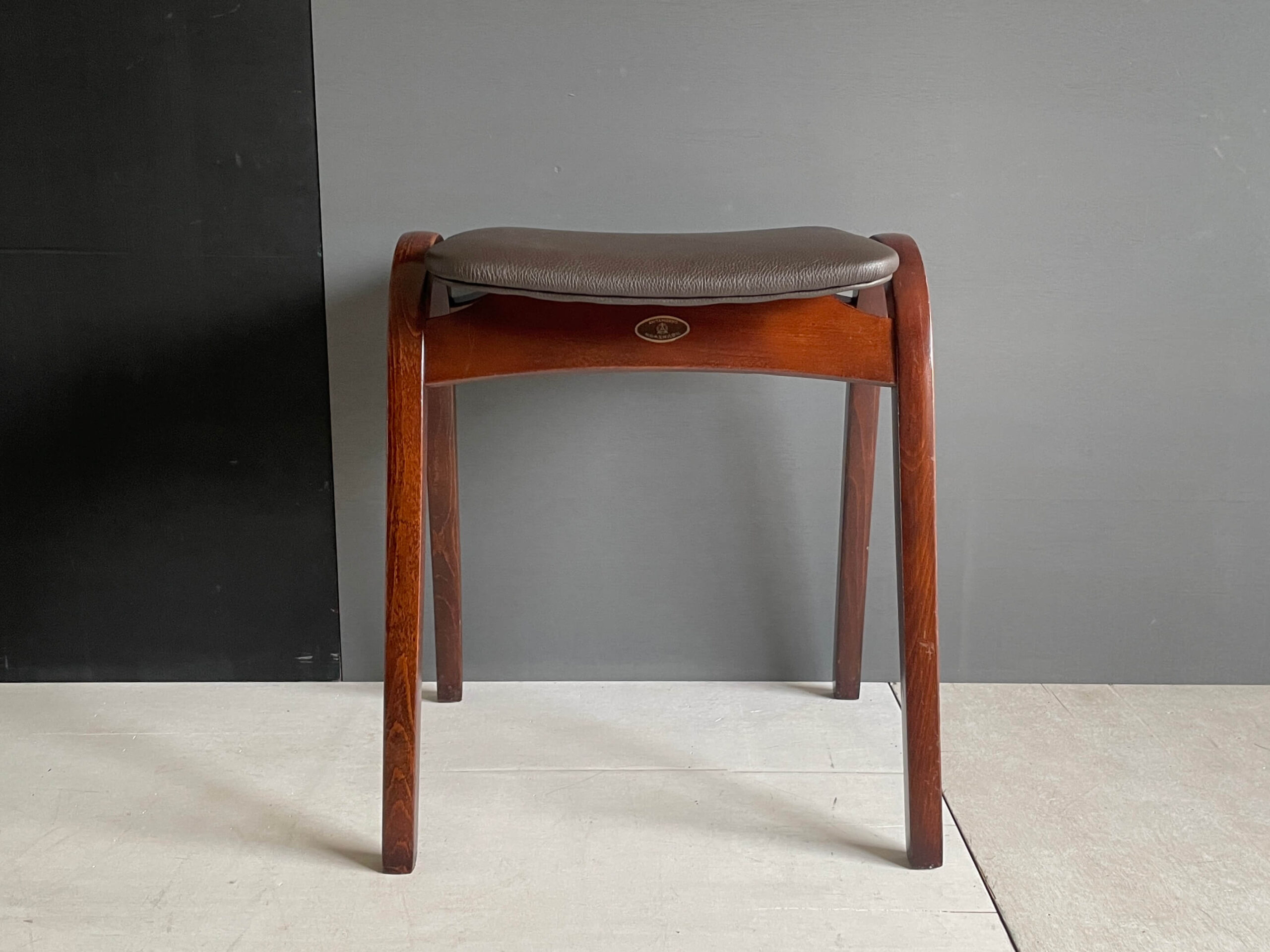 No.10106B「秋田木工スツール〈No.202〉本革/ダークブラウン：剣持勇