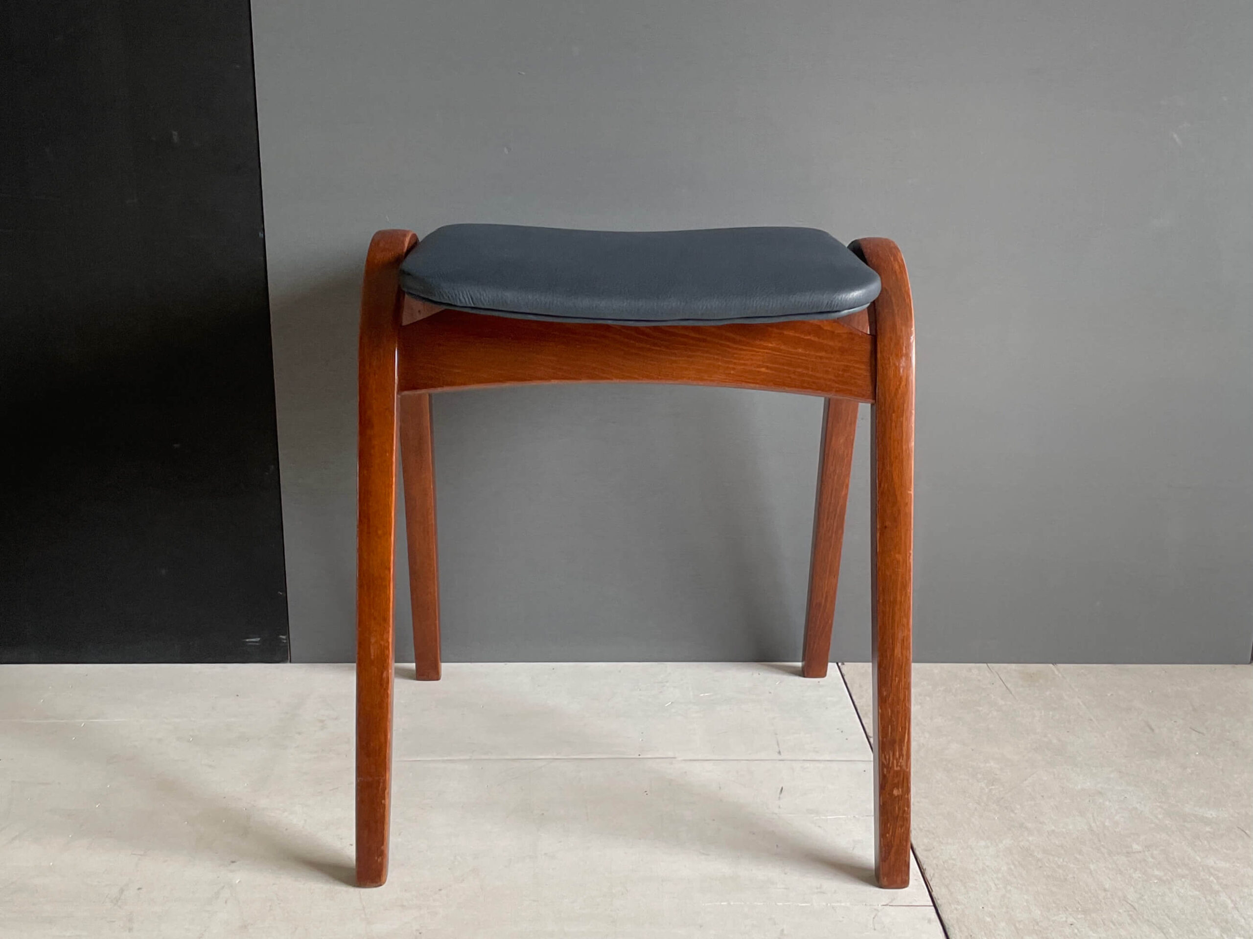 No.10106C「秋田木工スツール〈No.202〉本革/ネイビー：剣持勇」SOLD