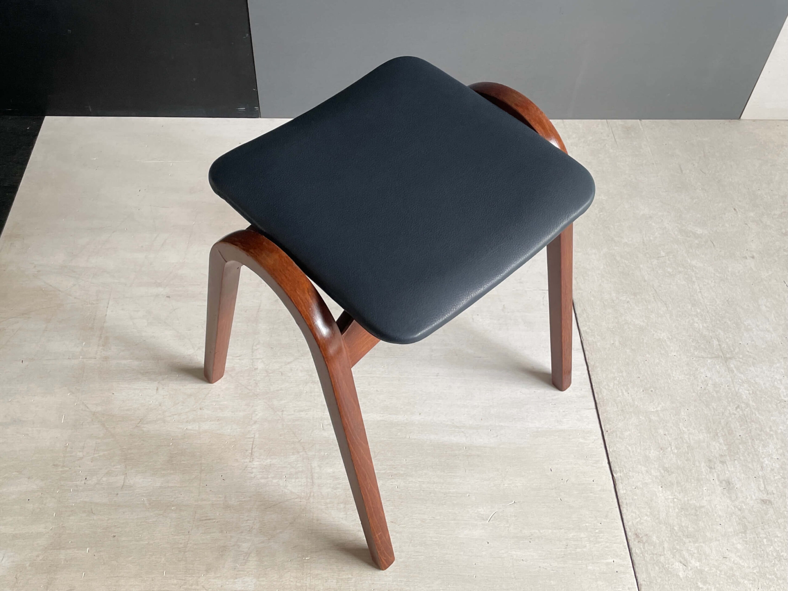 大塚家具 スタッキングスツール オールド家具 レザー シボ革 大塚家具