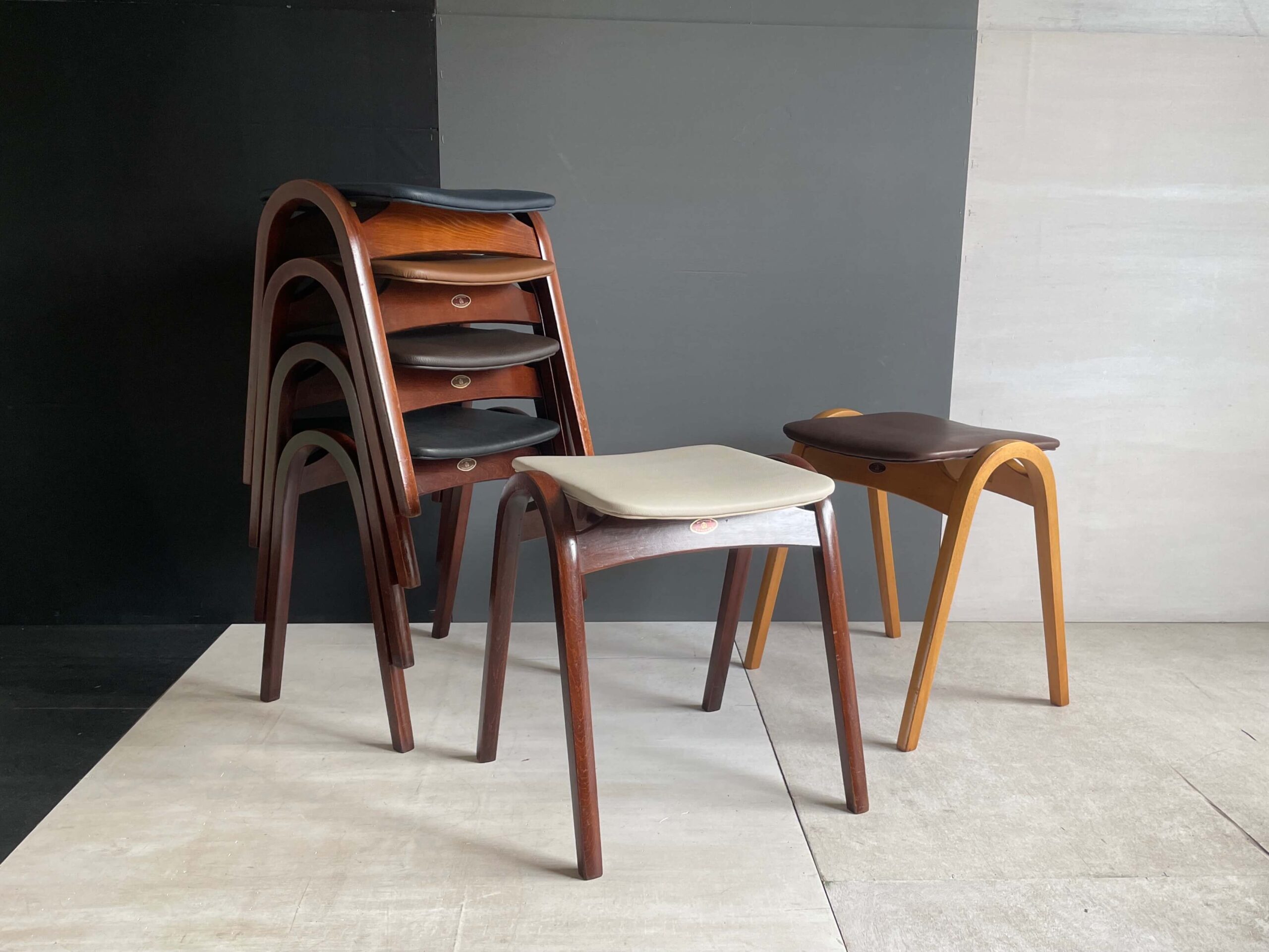 No.10106B「秋田木工スツール〈No.202〉本革/ダークブラウン：剣持勇