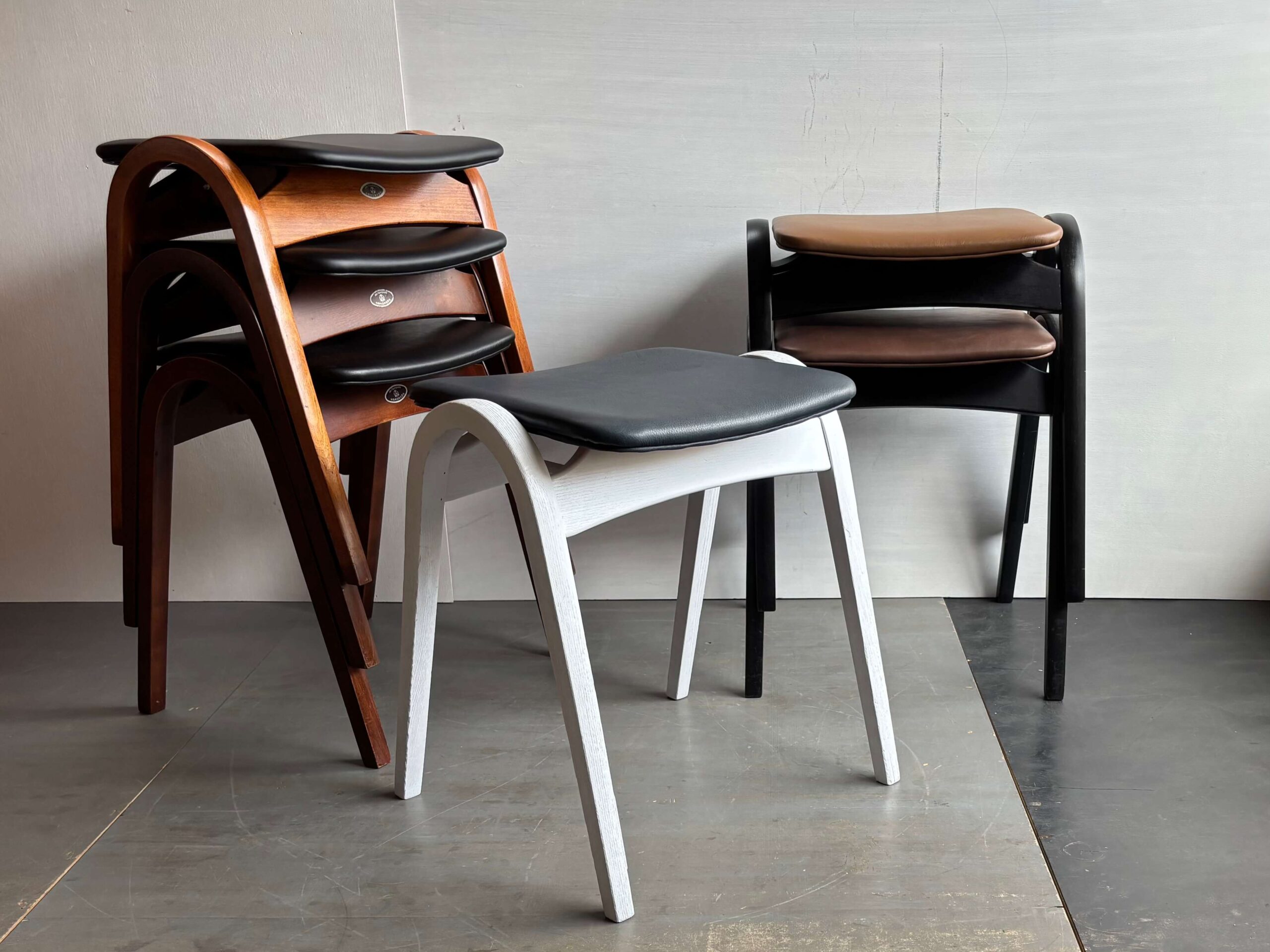 No.6325C「秋田木工スツール〈No.202〉本革/ブラック：剣持勇」SOLD