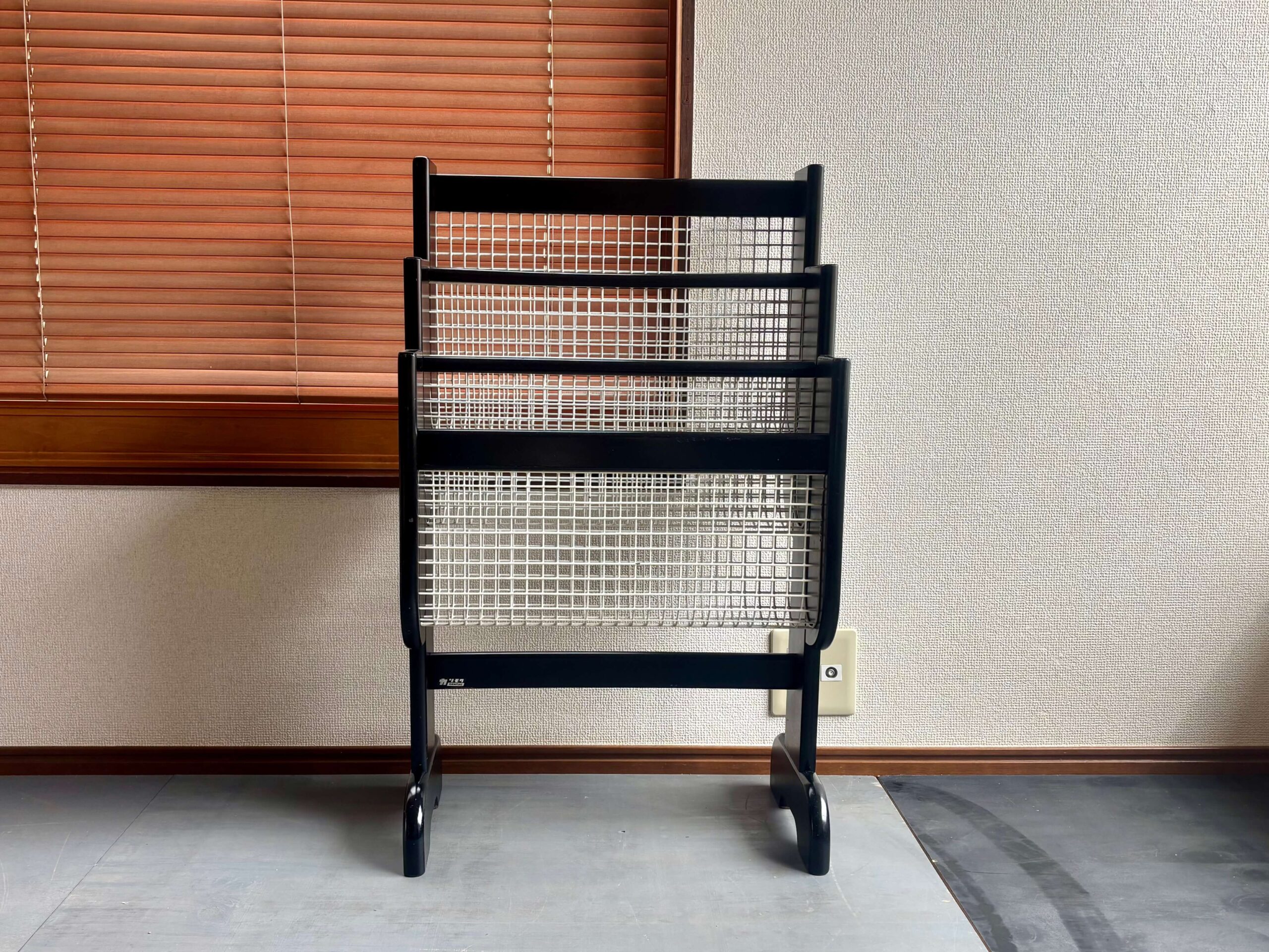 No.11340「カリモク マガジンラック」高さ79.5cm SOLD | ボルトナット