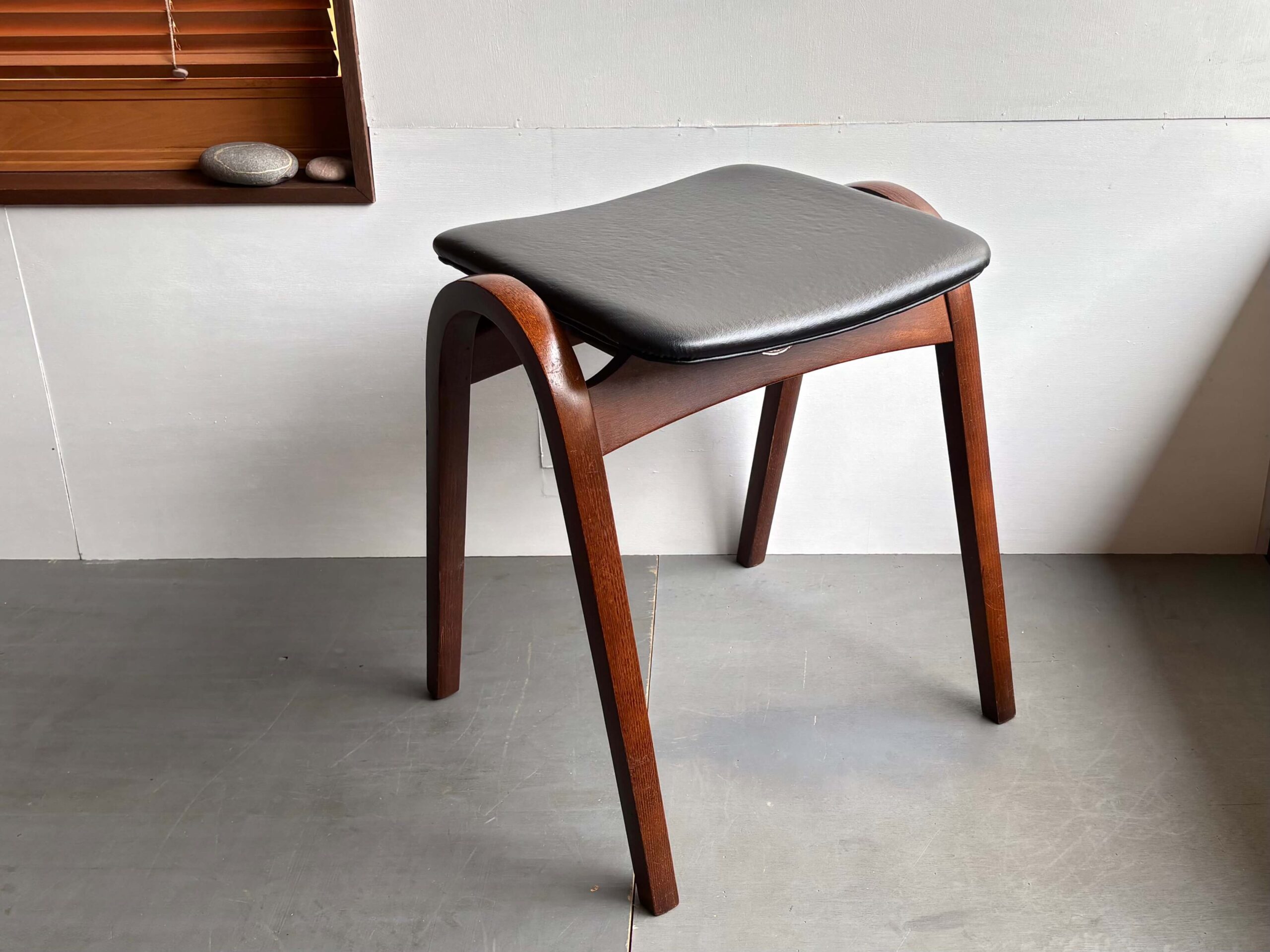 No.6397「秋田木工スツール〈No.202〉ビニールレザー/ブラック：剣持勇