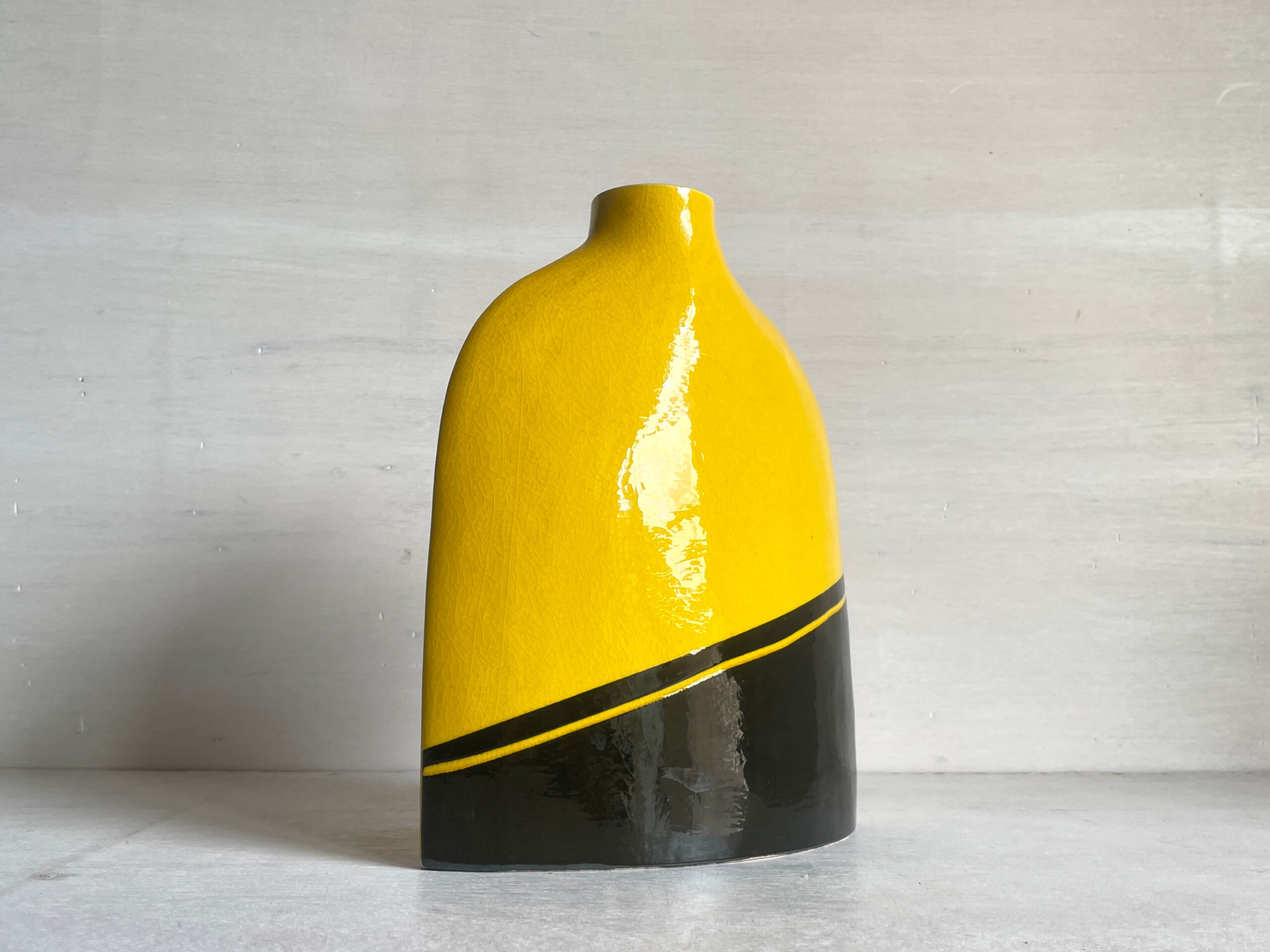 No.10611「陶器のフラワーベース：イエロー×ブラック」高さ23.5cm