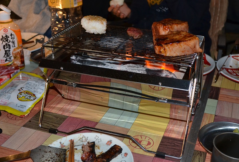 超コンパクトなのにガッツリ焼ける！ユニフレームの卓上グリル