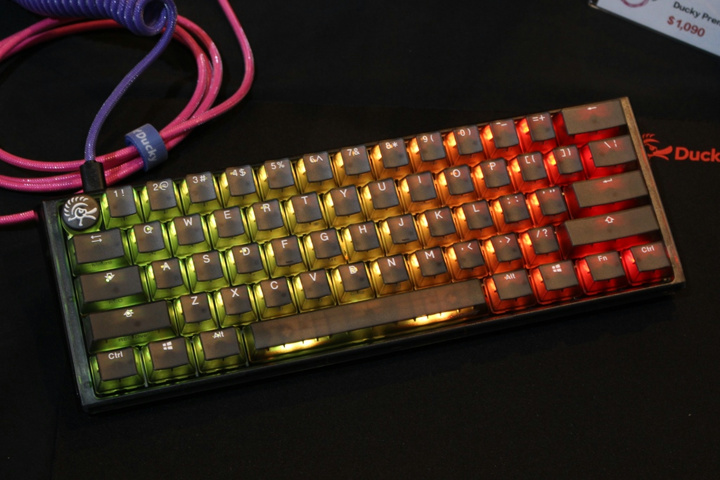 Ducky、スケルトン仕様のキーキャップ＆フレームを採用した60