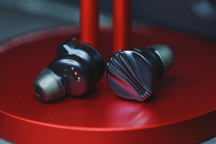 FiiO 『FW5』 レビューチェック ～音質特化型を謳う2BA＋1DDドライバー