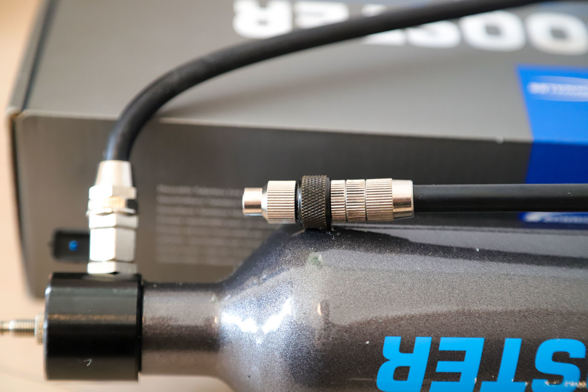 チューブレス】シュワルベ タイヤブースターでビード上げが苦じゃ