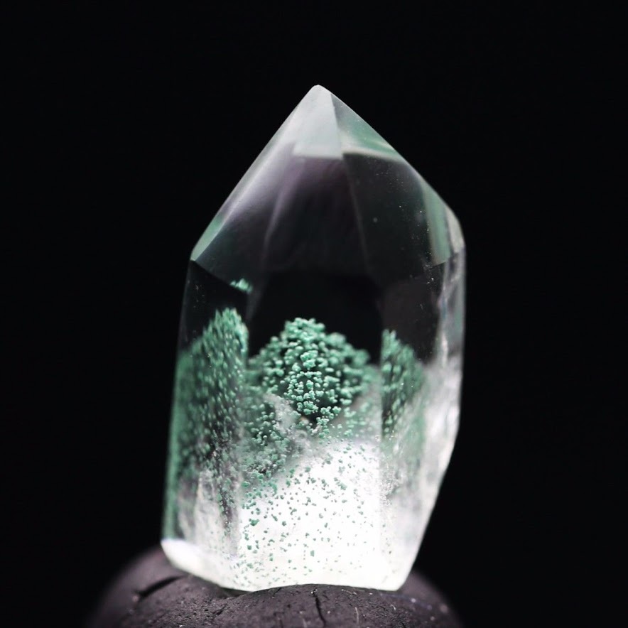 グリーンファントムクォーツ・ポイント フックサイト入り水晶 底面磨き