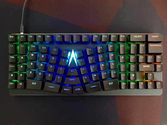 テンキーレスサイズのエルゴノミクス・メカニカルキーボード『X-BOWS