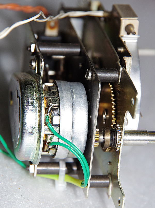 ◇半世紀前のレトロなSONYソリッドステートクロックラジオ「8RC-49」の