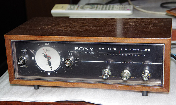 ◇半世紀前のレトロなSONYソリッドステートクロックラジオ「8RC-49」の