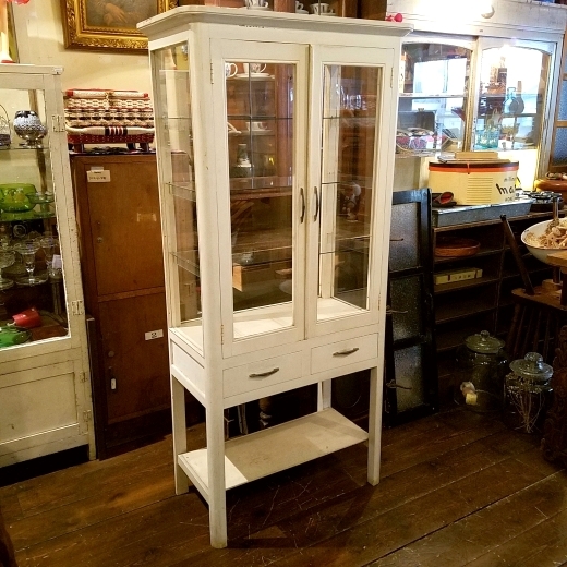 ヴィンテージな白いケビント/医療棚/ドクターキャビネット（四面ガラス