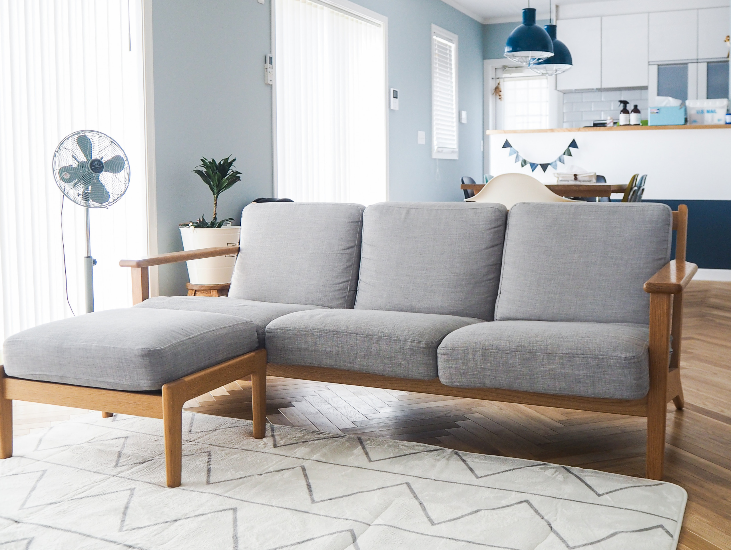 ヴィンテージから無印まで！北欧風木製フレームソファ8選 — Comfort