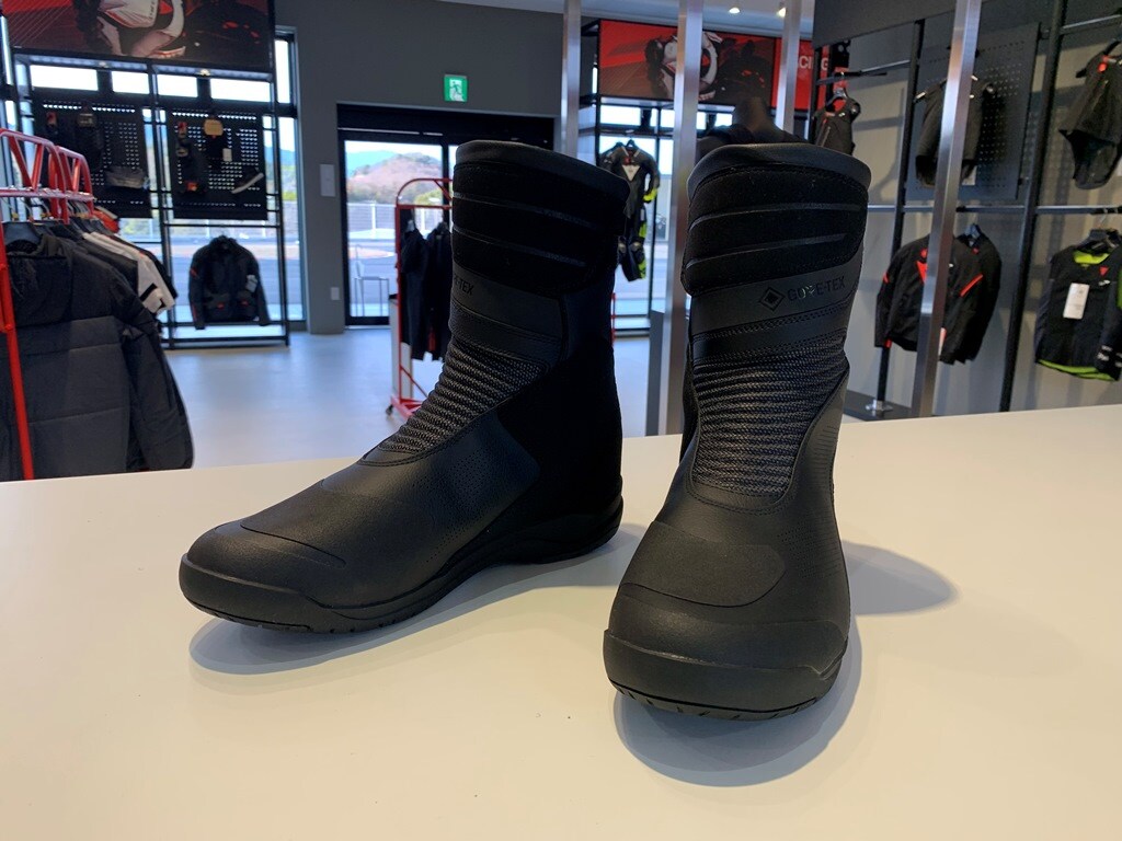 BLACKWING GORE-TEX® BOOTS防水性とパンチング加工により、快適さと